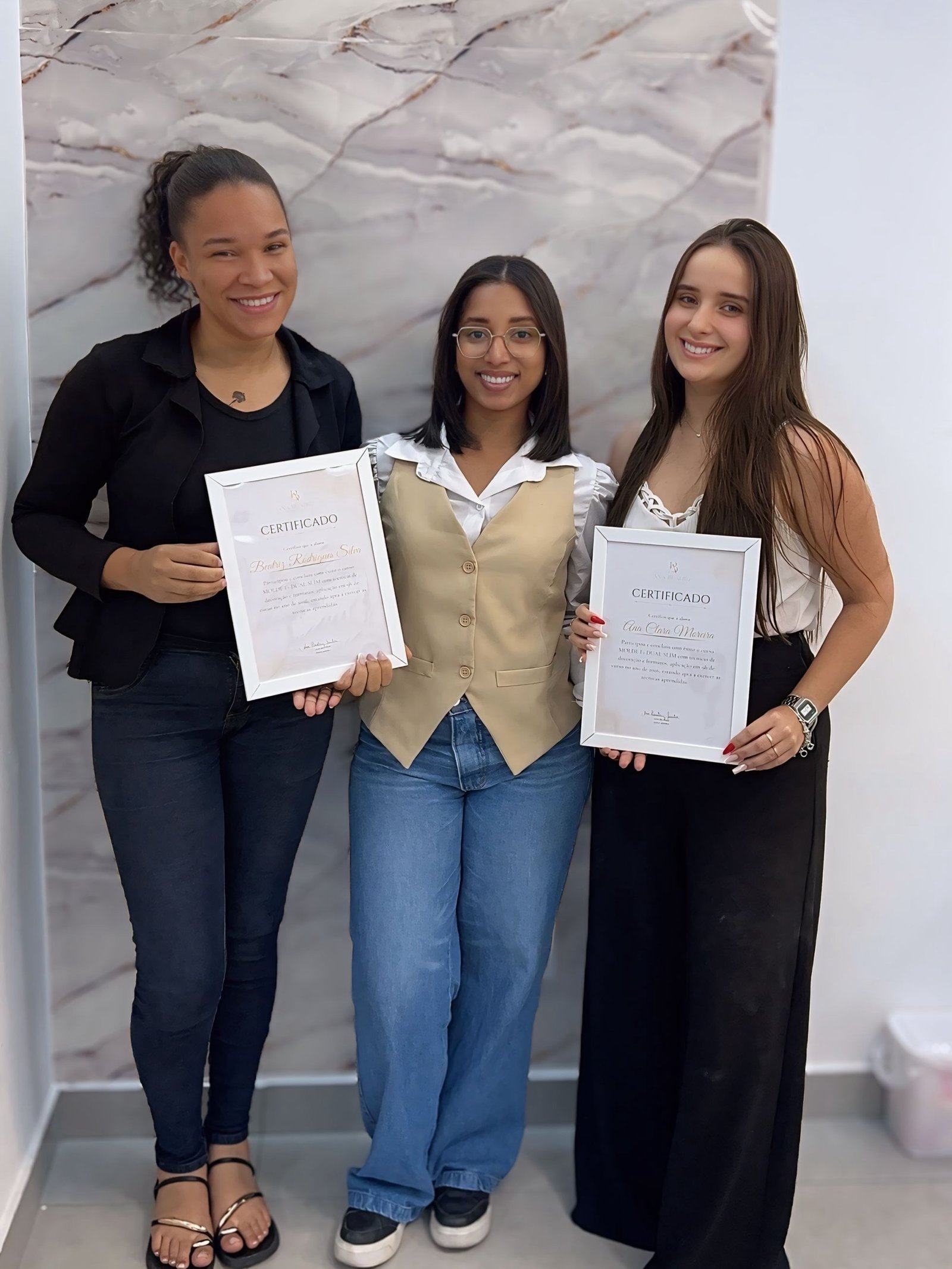 Ana Beatriz entre duas alunas certificadas